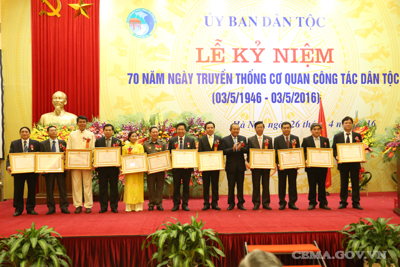 Trao Huân chương Lao động hạng Nhất, hạng Nhì, hạng Ba cho các cá nhân