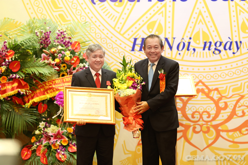 Đồng chí Trương Hòa Bình, Phó Thủ tướng Chính phủ trao Huân chương Lao động hạng Nhất cho đồng chí Đỗ Văn Chiến