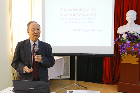 GS.TS khoa học Nguyễn Đức Ngữ giới thiệu Luật BVMT và các chuyên đề tại Hội nghị.
