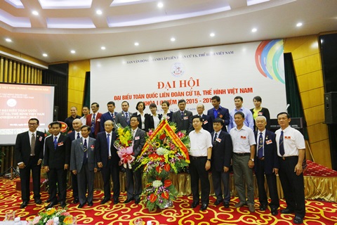 Thứ trưởng, Phó Chủ nhiệm UBDT Hoàng Xuân Lương nhận hoa chúc mừng tại Đại hội