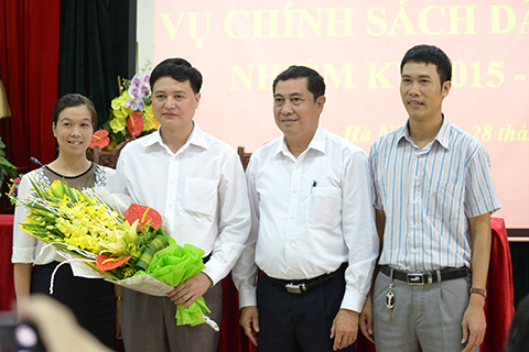 Thứ trưởng, Phó Chủ nhiệm Sơn Phước Hoan tặng hoa chúc mừng Ban Chi uỷ nhiệm kỳ 2015 – 2017